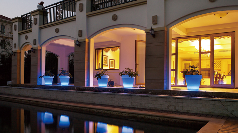 pots lumineux autour d'une piscine